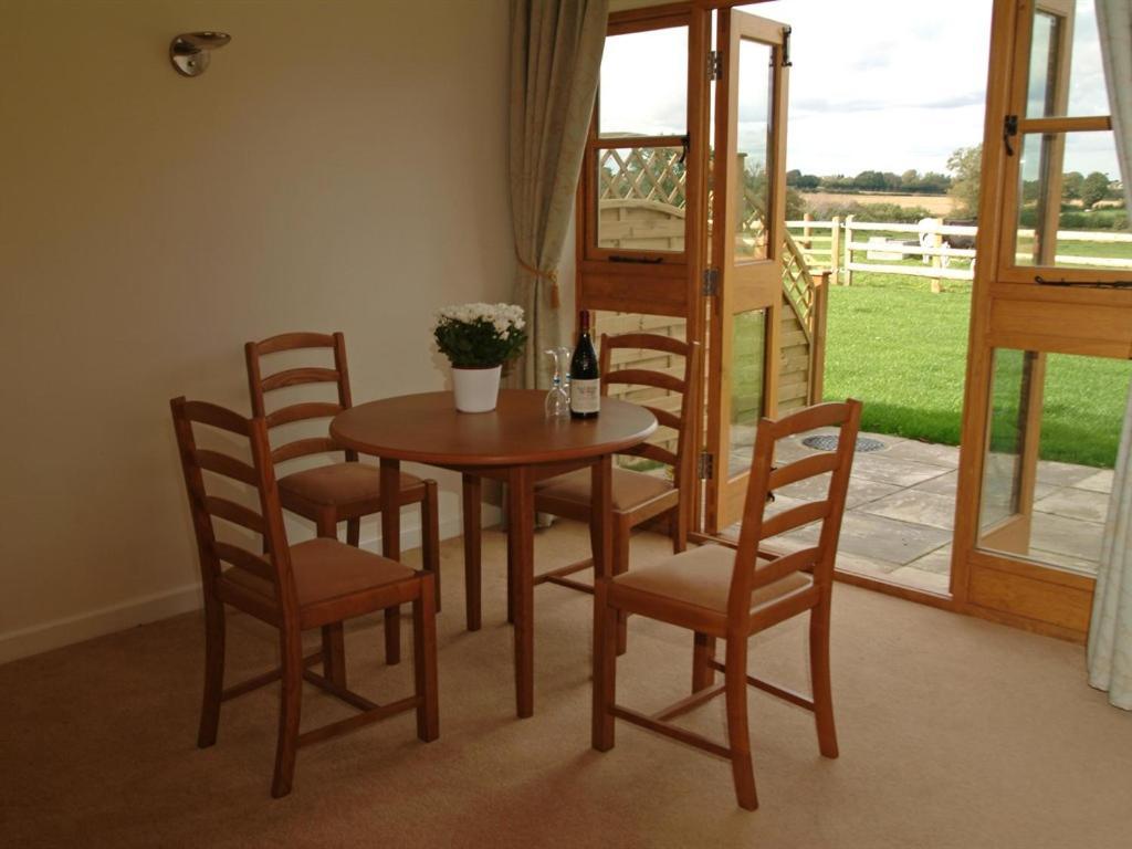 Hook Farm Cottages Роял-Вуттон-Бассетт Номер фото