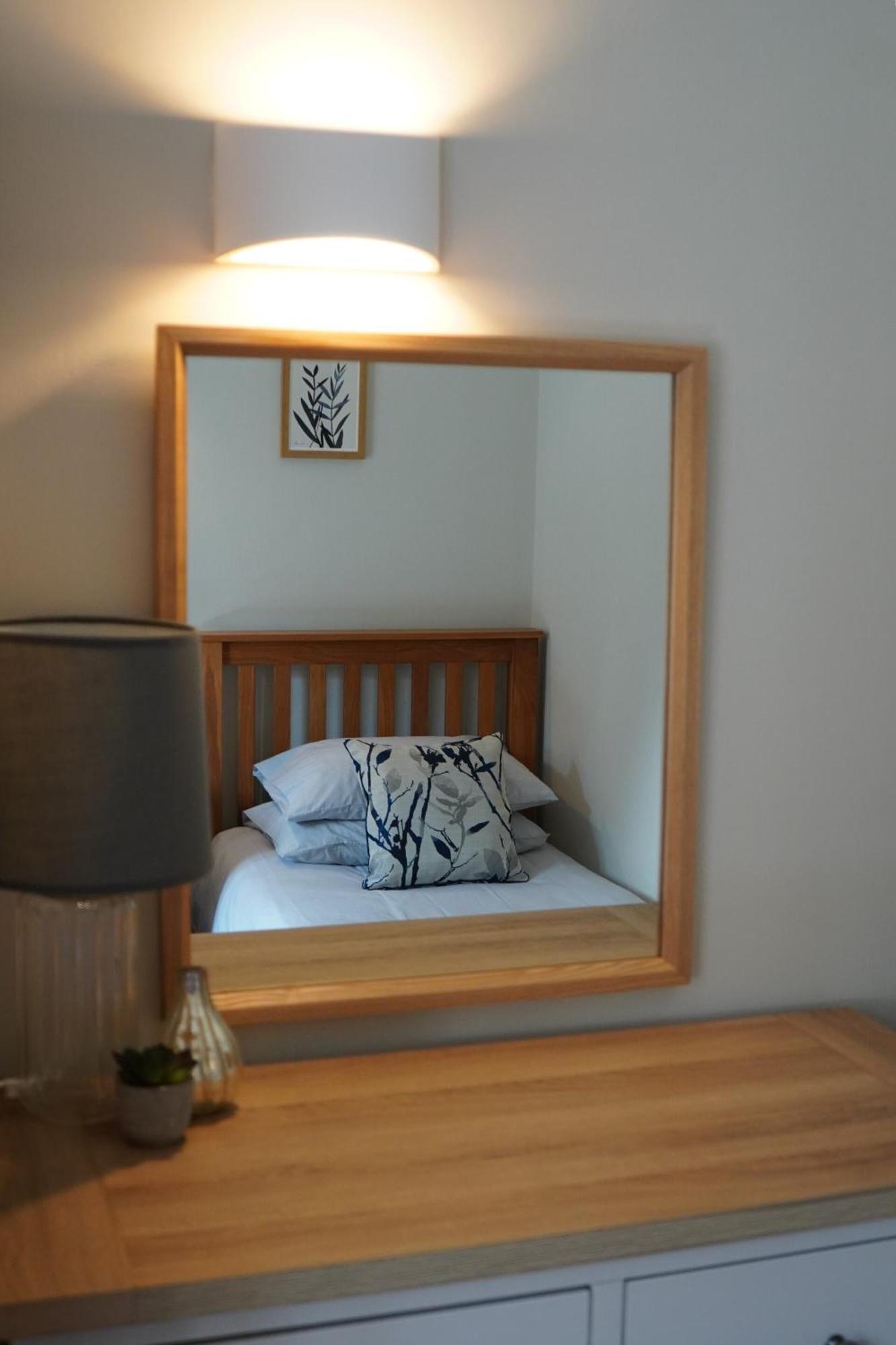 Hook Farm Cottages Роял-Вуттон-Бассетт Екстер'єр фото