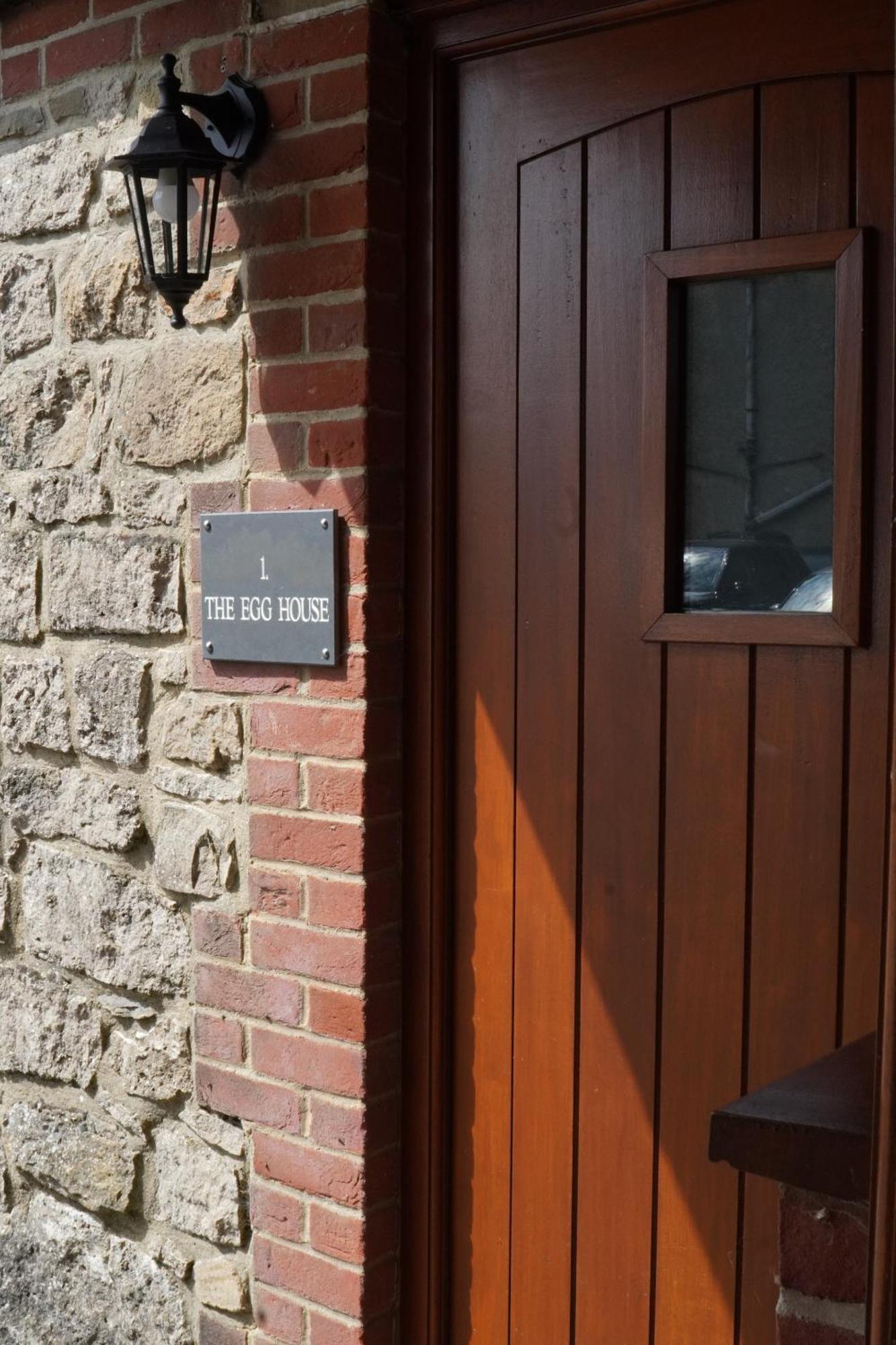 Hook Farm Cottages Роял-Вуттон-Бассетт Екстер'єр фото