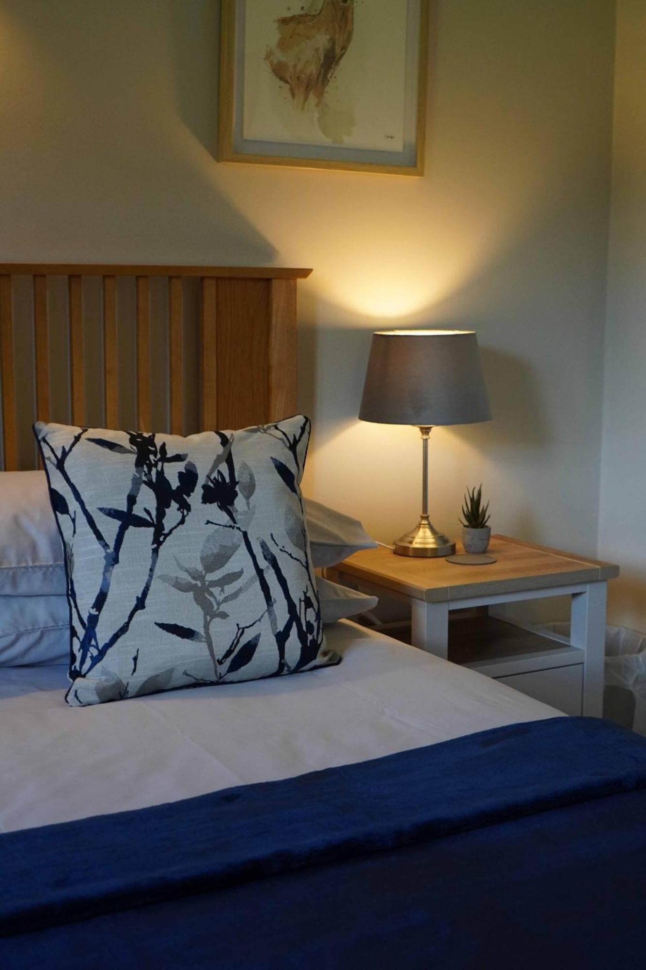 Hook Farm Cottages Роял-Вуттон-Бассетт Екстер'єр фото